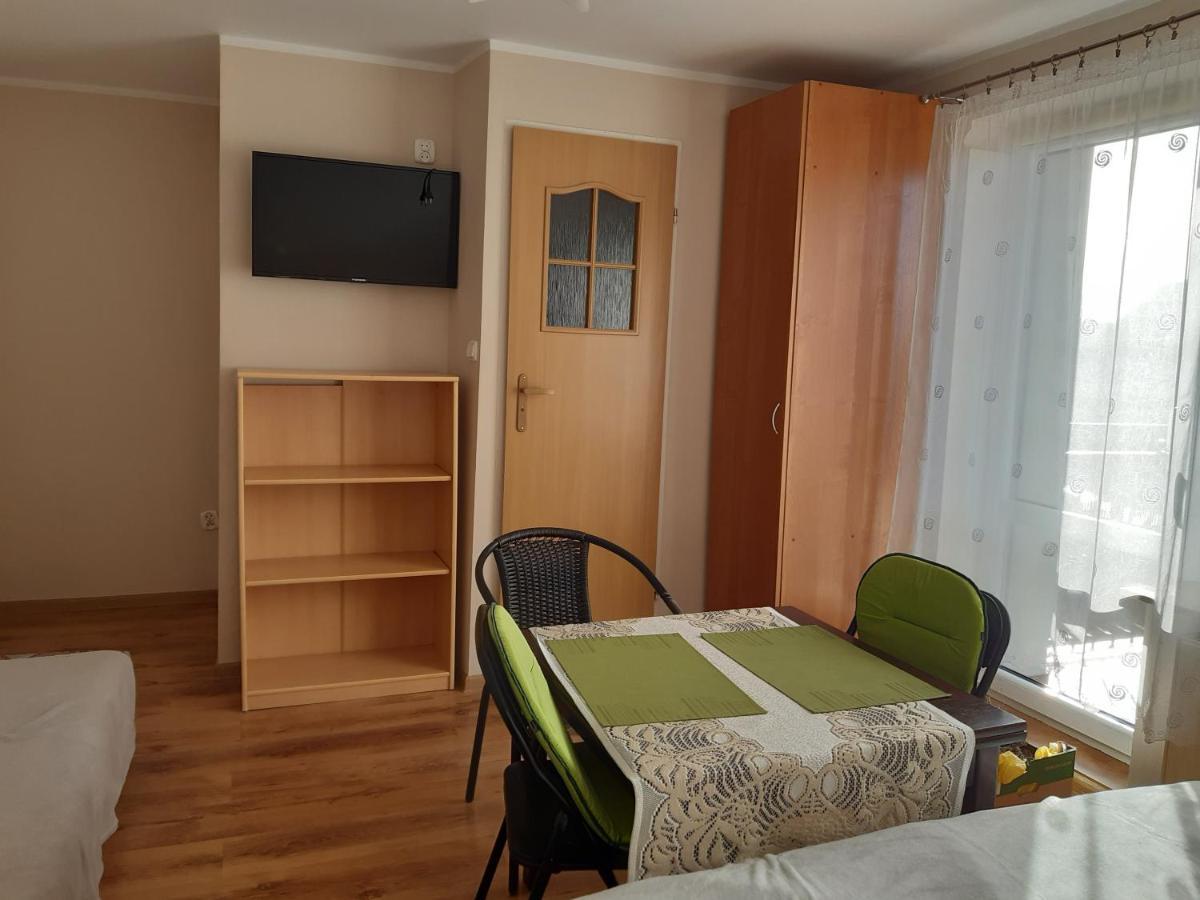 Pokoje Goscinne Augustyna Łeba Esterno foto